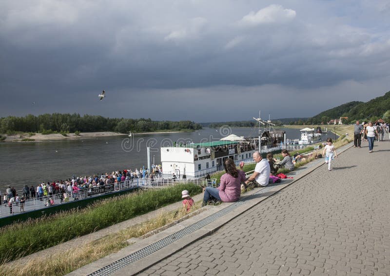 Kazimierz Dolny, Polen- - Weichsel-/Leutekühlen lizenzfreies stockfoto Kazimierz Dolny, Polen- - Weichsel-/Leutekühlen lizenzfreies stockfoto