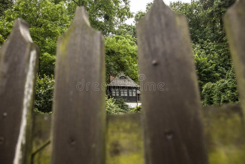 Kazimierz Dolny, Pologne - une maison derrière une barrière photo stock Kazimierz Dolny, Pologne - une maison derrière une barrière photo stock