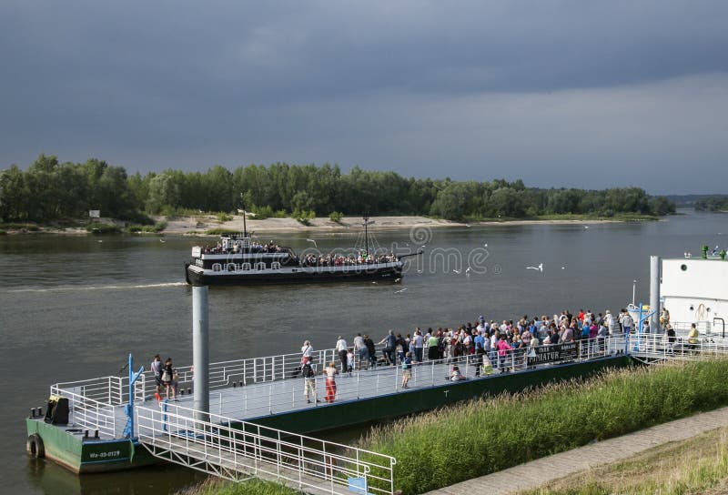 Kazimierz Dolny, Polonia - el río Vistula y los bancos foto de archivo libre de regalías Kazimierz Dolny, Polonia - el río Vistula y los bancos foto de archivo libre de regalías