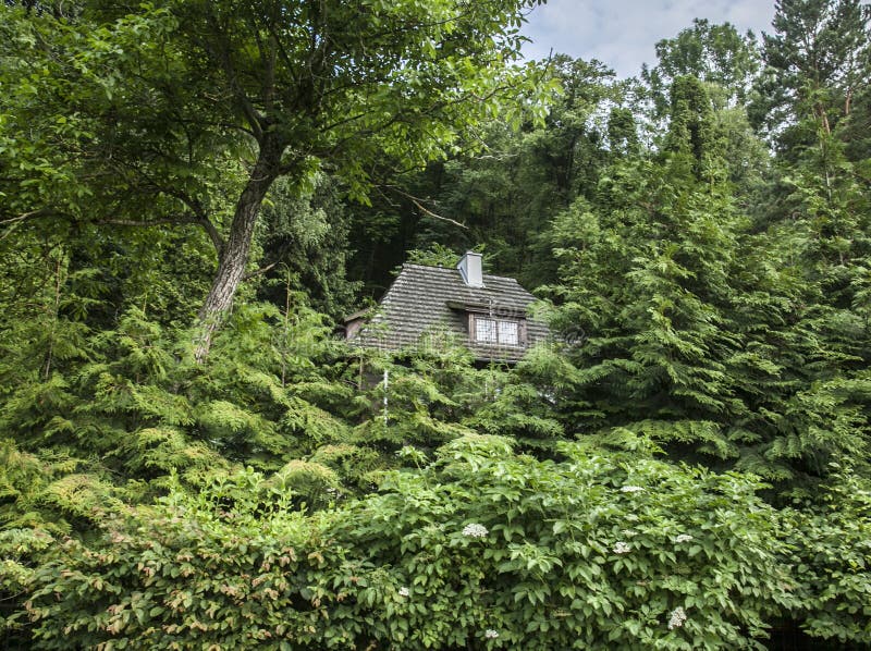 Kazimierz Dolny, Польша - в доме спрятанном woods/a стоковая фотография rf Kazimierz Dolny, Польша - в доме спрятанном woods/a стоковая фотография rf