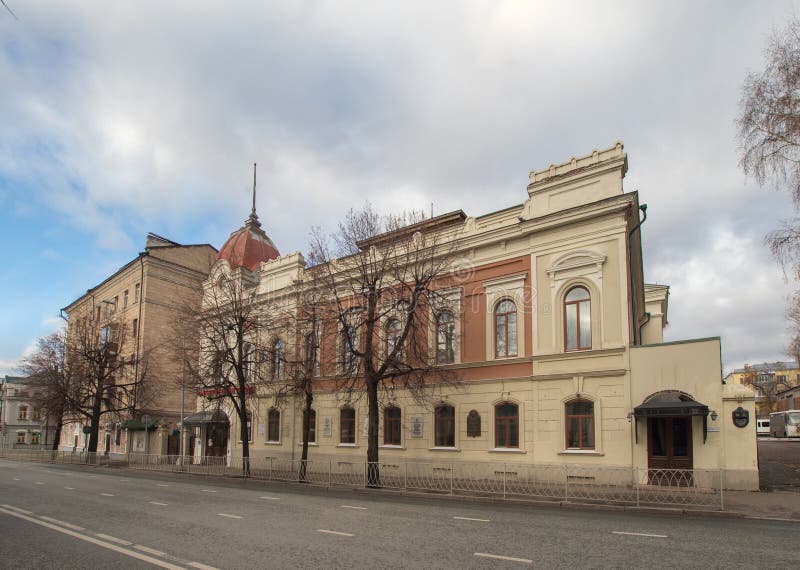 KAZÁN, RUSIA - 5 DE NOVIEMBRE DE 2018: Drama tártaro del estado y teatro de la comedia nombrado después de Karim Tinchurin Visión imagenes de archivo KAZÁN, RUSIA - 5 DE NOVIEMBRE DE 2018: Drama tártaro del estado y teatro de la comedia nombrado después de Karim Tinchurin Visión imagenes de archivo