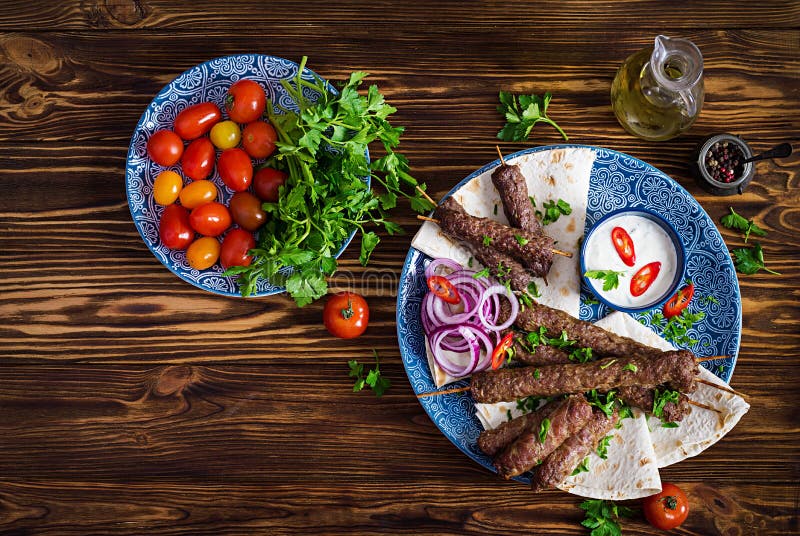 Huhn Adana Kebap Gedient Mit Reis-Pilaf-Gemüse Und Rot VI Stockfoto ...