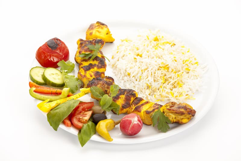 Kebab asado a la parrilla curruscante del pollo con arroz y ensalada