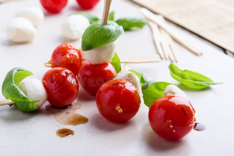 Kebab caprese arrostiti fotografie stock Kebab caprese arrostiti fotografie stock