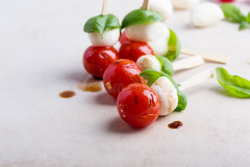 Kebab caprese arrostiti fotografia stock libera da diritti Kebab caprese arrostiti fotografia stock libera da diritti