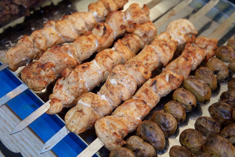 Kebab de la carne del pollo asada en una parrilla fotos de archivo libres de regalías Kebab de la carne del pollo asada en una parrilla fotos de archivo libres de regalías