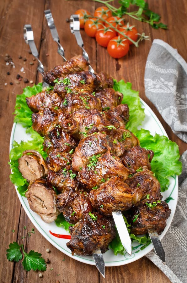 Kebab del hígado envuelto en tocino imagenes de archivo Kebab del hígado envuelto en tocino imagenes de archivo