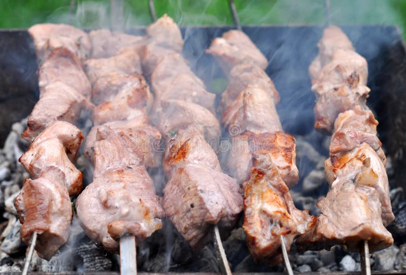 Kebab del manzo del barbecue sul primo piano caldo della griglia fotografia stock libera da diritti Kebab del manzo del barbecue sul primo piano caldo della griglia fotografia stock libera da diritti