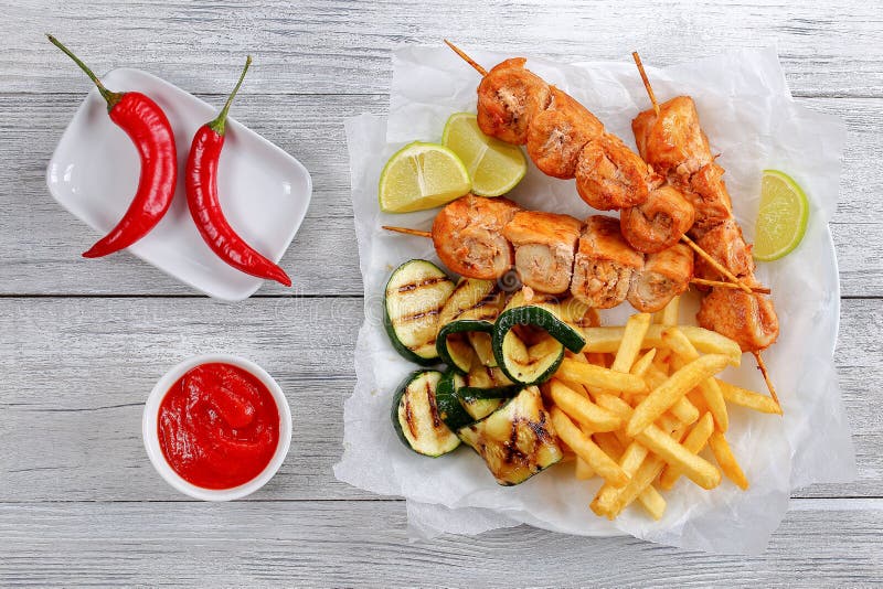 Kebab del pollo con el calabacín asado a la parrilla fotos de archivo libres de regalías Kebab del pollo con el calabacín asado a la parrilla fotos de archivo libres de regalías