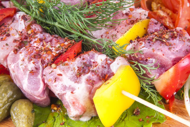 Kebab delizioso grigliante crudo del manzo dello shashlik immagini stock libere da diritti
