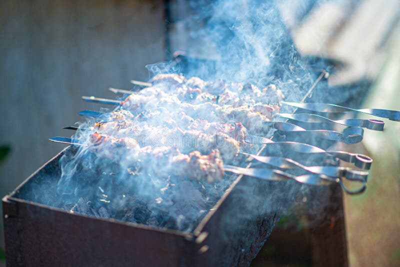 Kebab, der im Freilicht im Sommer kocht Grillaufsteckspindeln gebraten auf dem Grill im Rauche von den Kohlen lizenzfreie stockfotos Kebab, der im Freilicht im Sommer kocht Grillaufsteckspindeln gebraten auf dem Grill im Rauche von den Kohlen lizenzfreie stockfotos