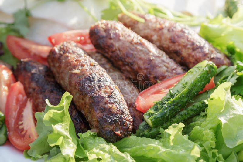 Lula kebab di agnello con verdure fotografie stock