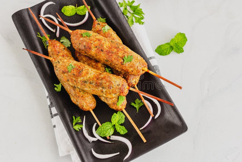 Kebab indian kebab su pattinatori con cipolla di menta e cipolla di cipolla di cipolla e cintro top view fotografia orizzontale fotografia stock