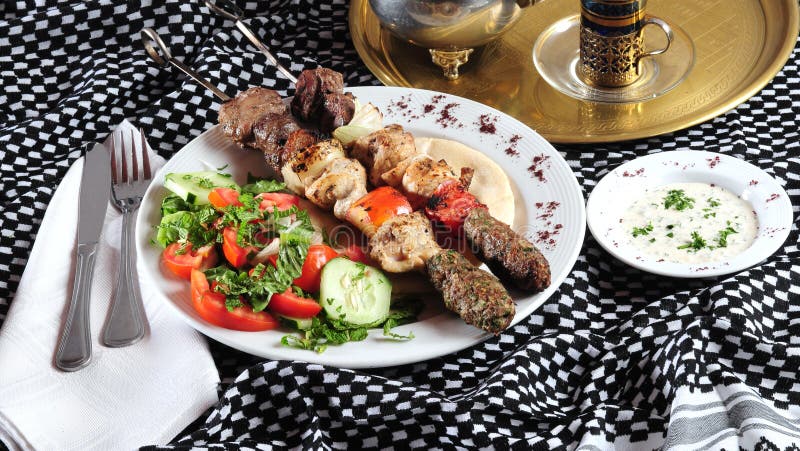 Kebab De Shish, Cuisine Libanaise. Photo stock - Image du grils ...
