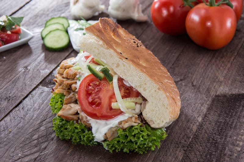 Kebab Och Pita Med Ingredienser Arkivfoto Bild av kebab, stekt 26990980