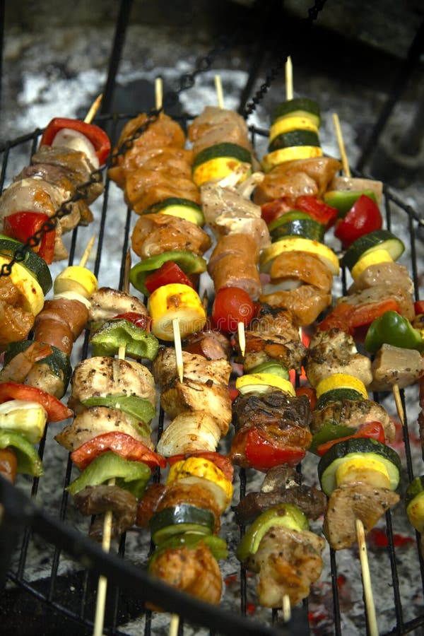 Kebab su un fuoco di accampamento immagini stock libere da diritti Kebab su un fuoco di accampamento immagini stock libere da diritti