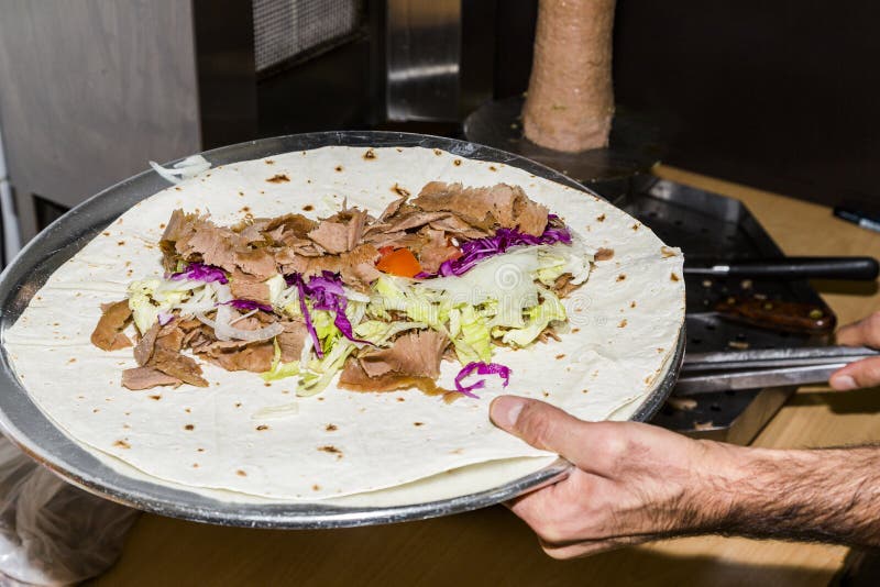 Kebab tradizionale arrostito turco non preparato di Doner del piatto su un di piastra metallica immagine stock Kebab tradizionale arrostito turco non preparato di Doner del piatto su un di piastra metallica immagine stock