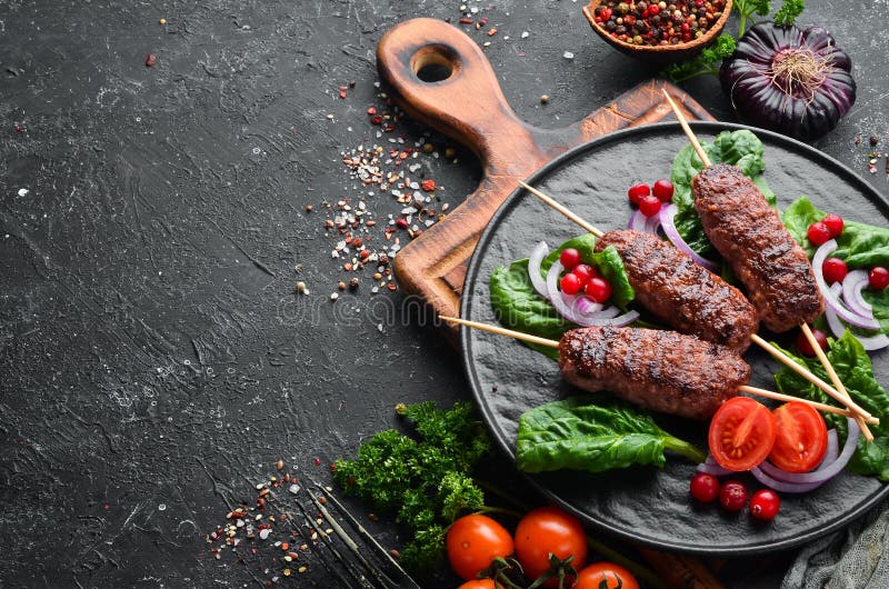 Kebab Tradycyjny środkowo-wschodni, arabski lub śródziemnomorski kebab mięsny z warzywami i ziołami Widok z góry