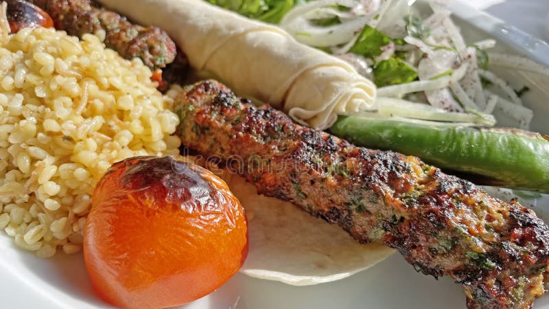 Kebab turcos prontos para comer no restaurante foto de stock royalty free