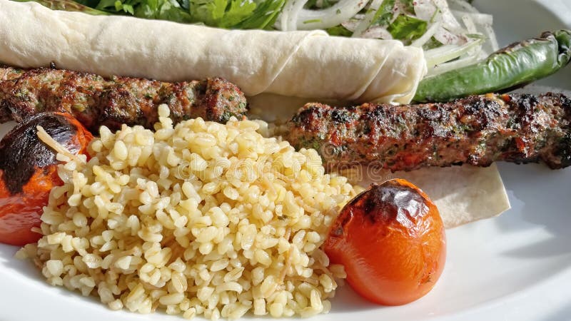 Kebab turcos prontos para comer no restaurante foto de stock