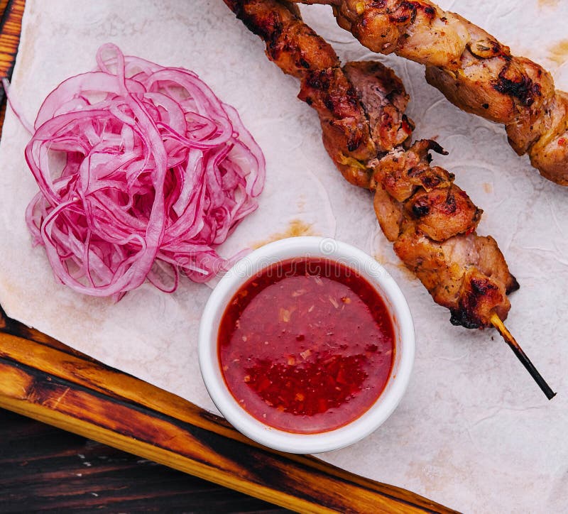 Kebab wieprzowy na drewnianym wążu i czerwonej cebuli obrazy stock