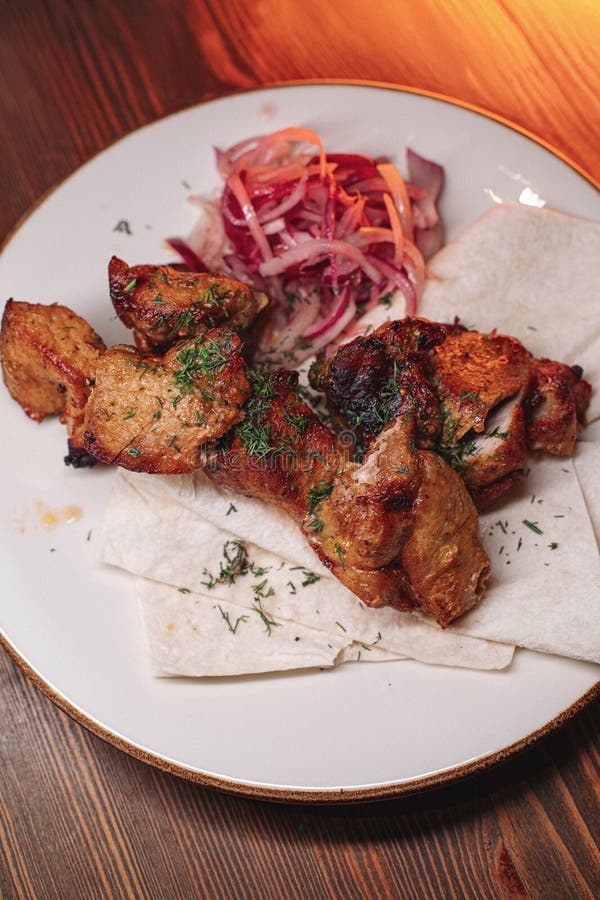 Kebab wieprzowy na talerzu. soczysta pyszna żywność zdjęcia stock