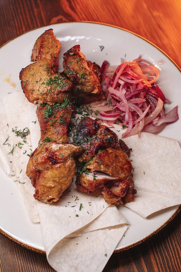Kebab wieprzowy na talerzu. soczysta pyszna żywność obraz stock