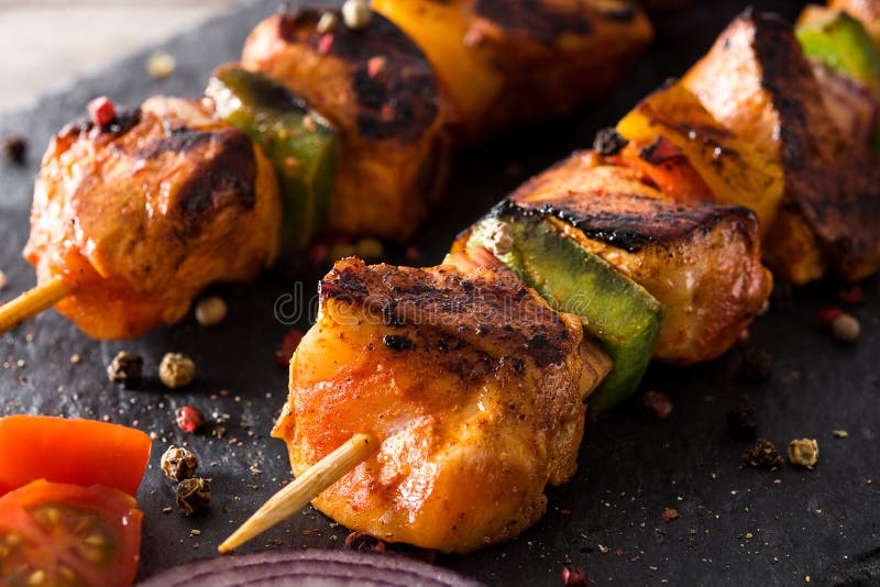 Kebab близкого поднимающего вверх цыпленка shish с овощами стоковые изображения Kebab близкого поднимающего вверх цыпленка shish с овощами стоковые изображения