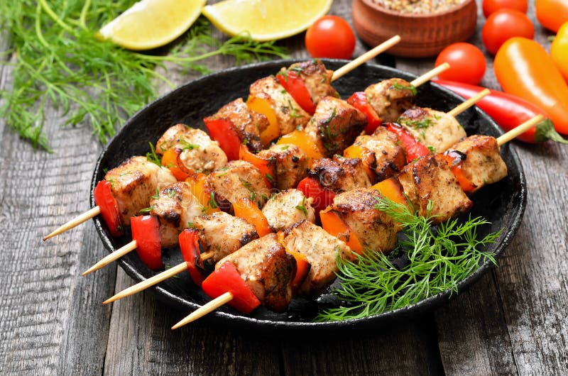 Kebab цыпленка на бамбуковых протыкальниках стоковая фотография Kebab цыпленка на бамбуковых протыкальниках стоковая фотография