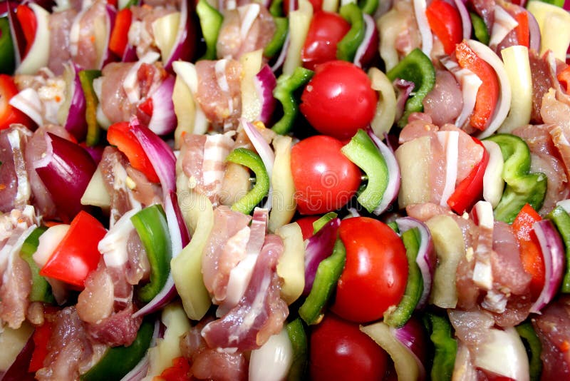 Kebaber för nytt kött som och grönsakär förberedda för att grilla royaltyfri foto Kebaber för nytt kött som och grönsakär förberedda för att grilla royaltyfri foto