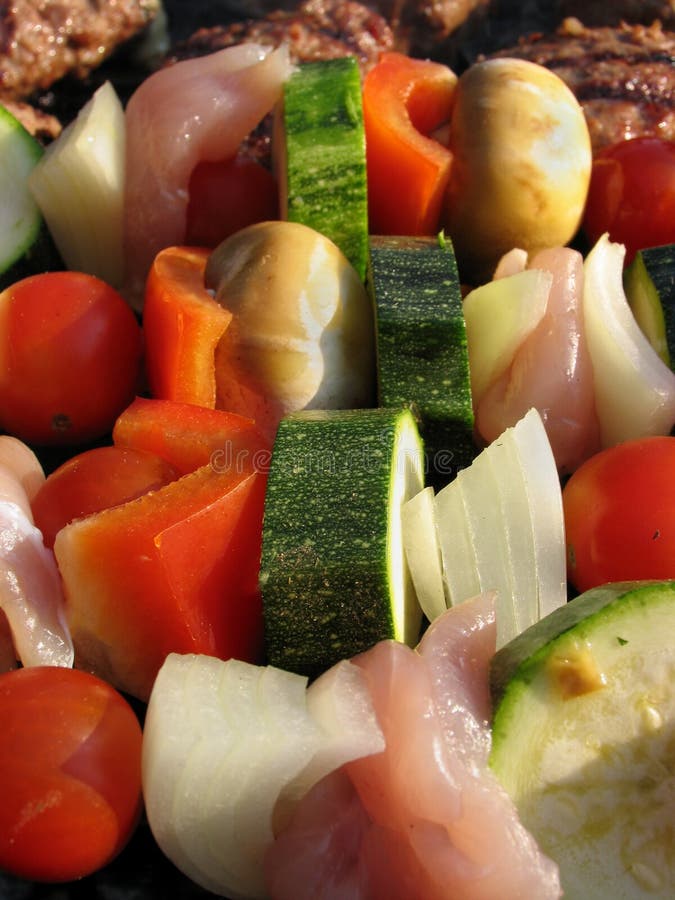 Kebabs, das auf einem Grill kocht lizenzfreies stockfoto Kebabs, das auf einem Grill kocht lizenzfreies stockfoto