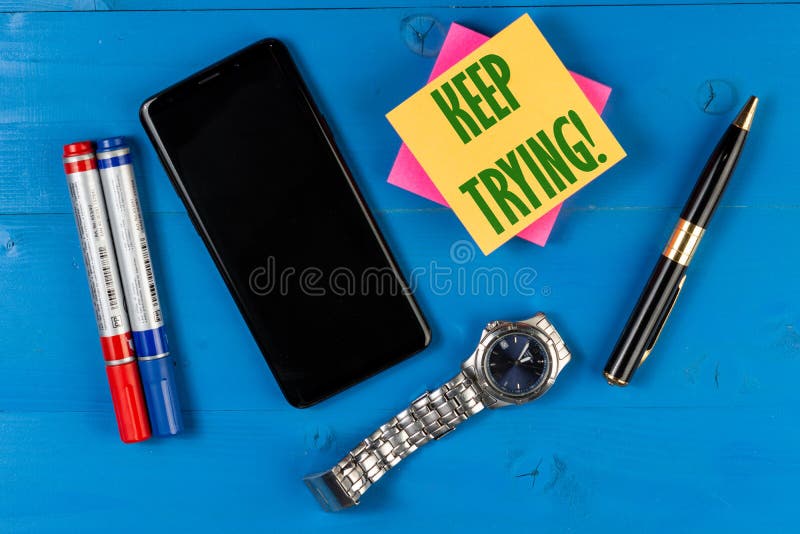 Keep que intenta en el papel del bloque Pantalla negra vacía en el teléfono móvil con el espacio de la copia imagenes de archivo Keep que intenta en el papel del bloque Pantalla negra vacía en el teléfono móvil con el espacio de la copia imagenes de archivo