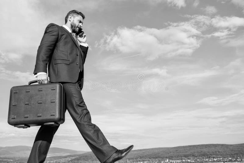 Keep que va hacia su meta El traje formal del hombre de negocios lleva el fondo del cielo de la cartera Hombre de negocios que so fotos de archivo Keep que va hacia su meta El traje formal del hombre de negocios lleva el fondo del cielo de la cartera Hombre de negocios que so fotos de archivo