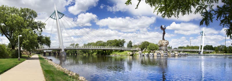 Questa è una foto del Custode Delle Pianure statua e piedi ponte che attraversa il Fiume Arkansas, vicino al centro di Wichita, in Kansas.