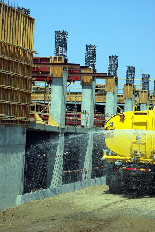 Agua camión aerosoles Agua alrededor nuevo centro comercial construcción paginas sobre el mantener polvo soplo alrededor.