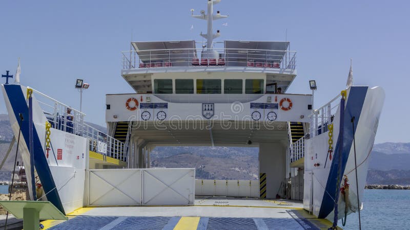 Kefalonia Греция, паром от Lixouri к argostoli мы видим лицевую сторону парома стоковое изображение rf Kefalonia Греция, паром от Lixouri к argostoli мы видим лицевую сторону парома стоковое изображение rf