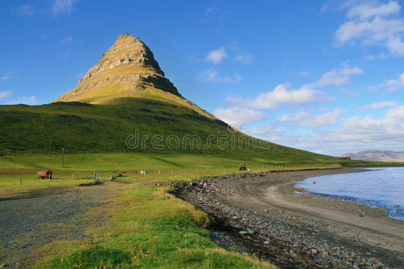 Kegelberg in Island stockfotografie Kegelberg in Island stockfotografie