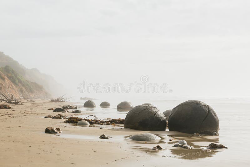 Keien bij het strand van Moeraki Nieuw Zeeland stock foto Keien bij het strand van Moeraki Nieuw Zeeland stock foto
