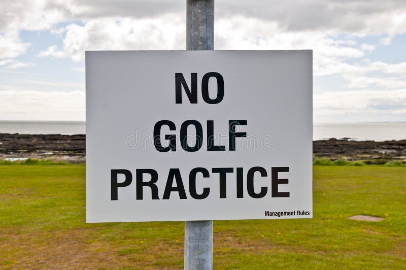 Kein Golfpraxiszeichen mit Wolken, Gras und Himmel lizenzfreie stockfotografie Kein Golfpraxiszeichen mit Wolken, Gras und Himmel lizenzfreie stockfotografie