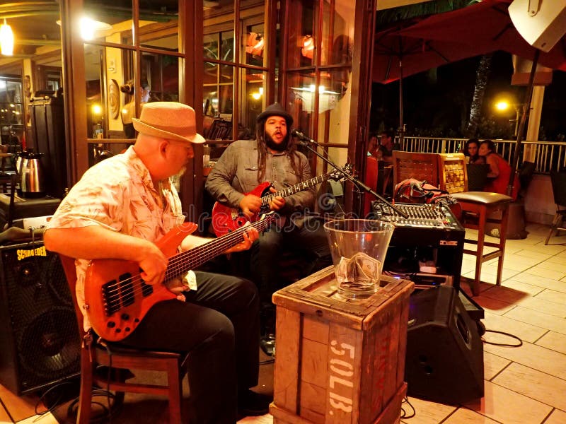 Banda De Orientação, Cantando E Emperrando No Palco No Mai Tai Bar Imagem  de Stock Editorial - Imagem de microfone, partido: 159655489