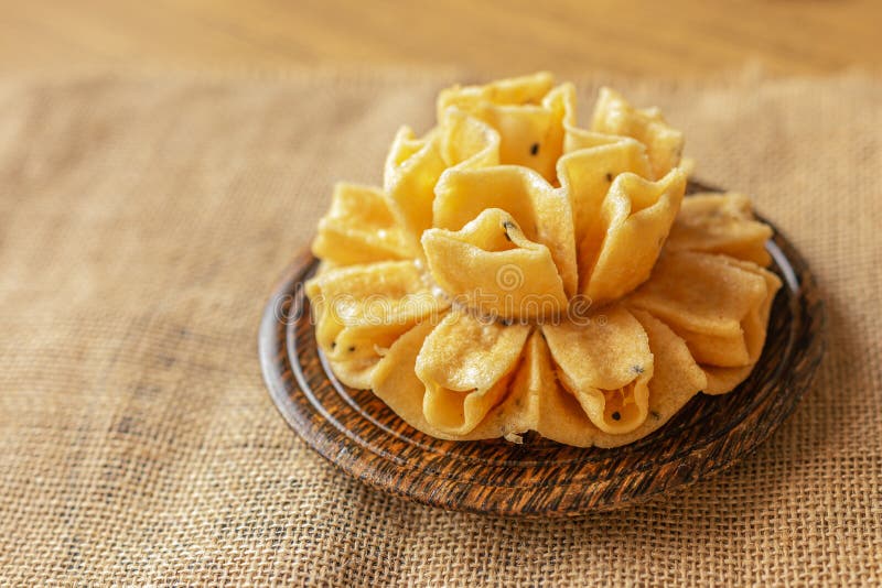 Kekse aus knusprigem Lotus blühen auf weißem Boden lizenzfreie stockfotos Kekse aus knusprigem Lotus blühen auf weißem Boden lizenzfreie stockfotos