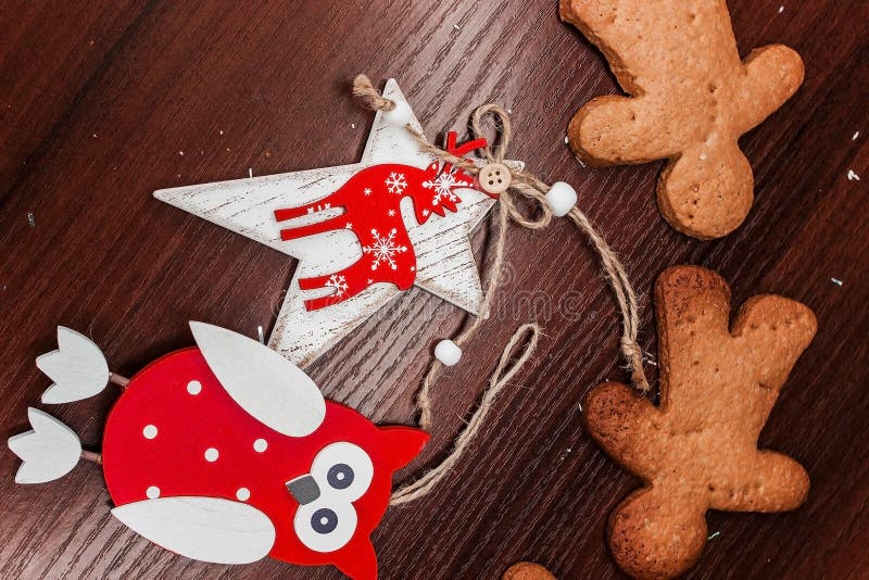 Keksjunge mit hellen Verzierungen für Weihnachten lizenzfreie stockbilder Keksjunge mit hellen Verzierungen für Weihnachten lizenzfreie stockbilder