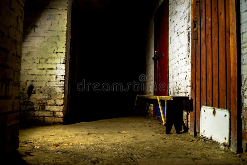 Kellerwölbungslampenlicht-Nachttür stockbilder Kellerwölbungslampenlicht-Nachttür stockbilder