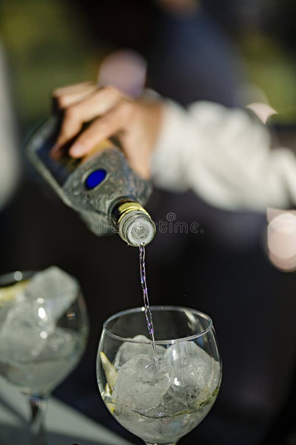 Kellner, der ein Cocktail dient stockfotos Kellner, der ein Cocktail dient stockfotos