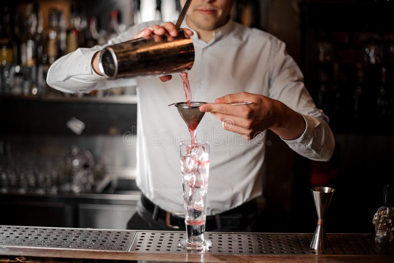 Kellner, der ein frisches und kaltes Erdbeere-mojito Sommercocktail macht stockfotos Kellner, der ein frisches und kaltes Erdbeere-mojito Sommercocktail macht stockfotos