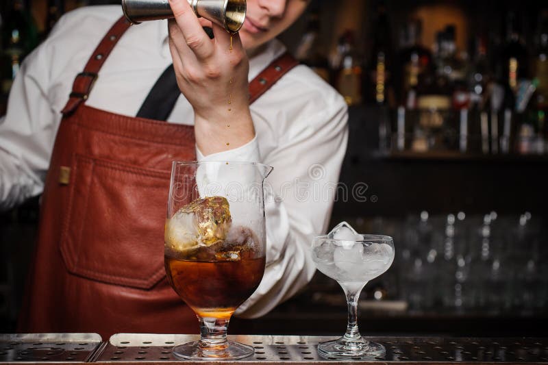 Kellner macht ein Cocktail stockfotos Kellner macht ein Cocktail stockfotos