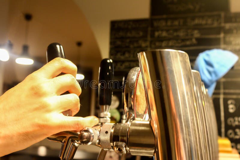 Kellner ` s Hand auf Bierhähnen stockbild Kellner ` s Hand auf Bierhähnen stockbild