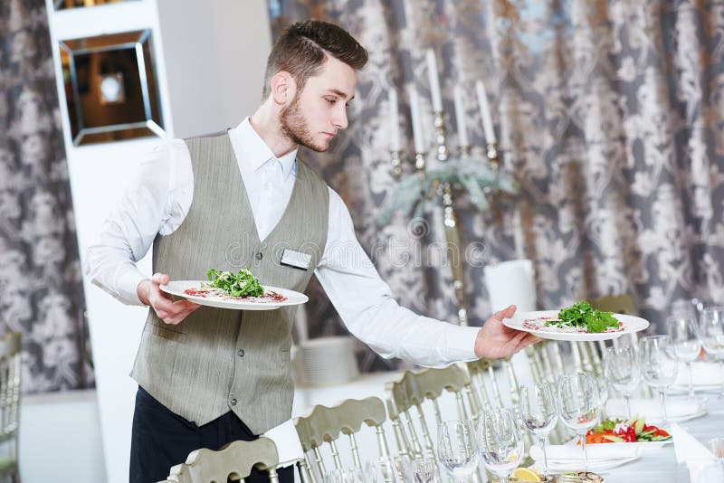 Junger Kellner Und Kellnerin am Service Im Restaurant Stockfoto Bild