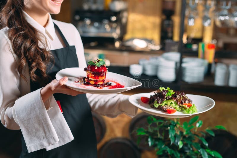 Kellnerumh?llung In Der Bewegung Im Dienst Im Restaurant Der Kellner Tr