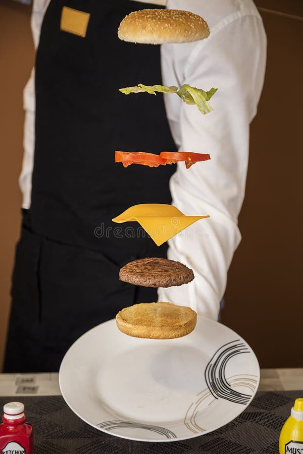 kelner die een vliegende hamburger dient royalty-vrije stock afbeelding kelner die een vliegende hamburger dient royalty-vrije stock afbeelding